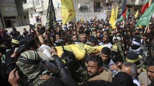 Relatives and Fateh masked militants carry the body of Hamdan Abu Amsha, 23, during his funeral in Beit Hanoun, Gaza Strip, on Saturday.(AP photo) Relatives and Fateh masked militants carry the body of Hamdan Abu Amsha, 23, during his funeral in Beit Hanoun, Gaza Strip, on Saturday.(AP photo)
