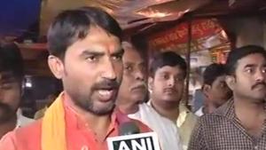 Arijit Shashwat surrendered at around 12.30am outside the famous Mahavir temple near the Patna railway station.(ANI Photo) Arijit Shashwat surrendered at around 12.30am outside the famous Mahavir temple near the Patna railway station.(ANI Photo)