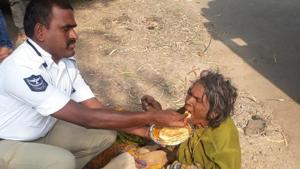 The image has garnered praise for B Gopal and his humane action.(Harsha Bhargavi on Twitter) The image has garnered praise for B Gopal and his humane action.(Harsha Bhargavi on Twitter)