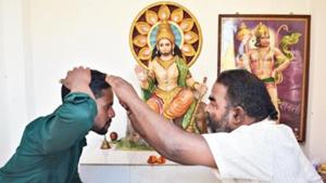 Mohammad Pappu (left) being blessed by the priest of the temple he repaired with his paltry income.(HT Photo) Mohammad Pappu (left) being blessed by the priest of the temple he repaired with his paltry income.(HT Photo)