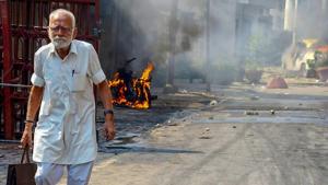 Protestors hurl brickbats as smoke billows from burning cars during Bharat Bandh over the alleged dilution of Scheduled Castes/Scheduled Tribes Act in Muzzaffarnagar in Uttar Pradesh on Monday.(PTI Photo) Protestors hurl brickbats as smoke billows from burning cars during Bharat Bandh over the alleged dilution of Scheduled Castes/Scheduled Tribes Act in Muzzaffarnagar in Uttar Pradesh on Monday.(PTI Photo)