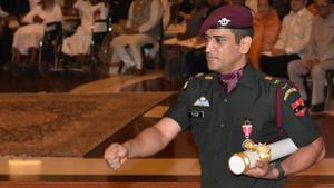 MS Dhoni, ex-Indian cricket team captain, during the Padma Awards 2018 at Rashtrapati Bhavan in New Delhi on Monday.(PTI) MS Dhoni, ex-Indian cricket team captain, during the Padma Awards 2018 at Rashtrapati Bhavan in New Delhi on Monday.(PTI)