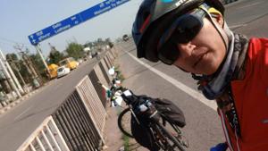 Pratibha Dhakane takes a selfie break en route to Kanyakumari. The 33-year-old cyclist travelled from Jammu to Kanyakumari in 33 days.(HT PHOTO) Pratibha Dhakane takes a selfie break en route to Kanyakumari. The 33-year-old cyclist travelled from Jammu to Kanyakumari in 33 days.(HT PHOTO)