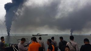 This handout photograph taken and released on March 31, 2018 by Indonesia Search and Rescue shows thick smoke from a blaze which occured during an oil spill cleanup in the waters off Balikpapan.(AFP Photo) This handout photograph taken and released on March 31, 2018 by Indonesia Search and Rescue shows thick smoke from a blaze which occured during an oil spill cleanup in the waters off Balikpapan.(AFP Photo)