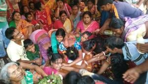 Relatives of Khokan Sikdar with the coffin at Tehatta in Nadia district on Tuesday.(HT Photo) Relatives of Khokan Sikdar with the coffin at Tehatta in Nadia district on Tuesday.(HT Photo)