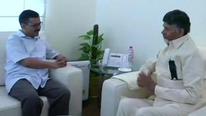 Andhra Pradesh chief minister N Chandrababu Naidu (right) with his Delhi counterpart Arvind Kejriwal.(ANI/Twitter) Andhra Pradesh chief minister N Chandrababu Naidu (right) with his Delhi counterpart Arvind Kejriwal.(ANI/Twitter)