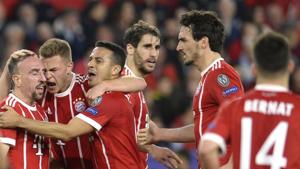 Bayern players celebrate Sevilla's Spanish midfielder Jesus Navas' own goal during the UEFA Champions League quarter-final first leg football match between Sevilla FC and Bayern Munich at the Ramon Sanchez Pizjuan Stadium in Sevilla on April 3, 2018.(AFP) Bayern players celebrate Sevilla's Spanish midfielder Jesus Navas' own goal during the UEFA Champions League quarter-final first leg football match between Sevilla FC and Bayern Munich at the Ramon Sanchez Pizjuan Stadium in Sevilla on April 3, 2018.(AFP)