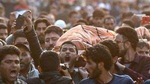 Protestors shout slogans as they carry the body of Gowhar Ahmed.(AFP)