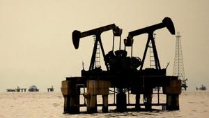 Oil pumping facilities are seen at Venezuela's western Maracaibo lake in Venezuela, November 5, 2007. REUTERS/Isaac Urrutia/Files(Reuters File Photo) Oil pumping facilities are seen at Venezuela's western Maracaibo lake in Venezuela, November 5, 2007. REUTERS/Isaac Urrutia/Files(Reuters File Photo)