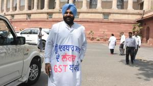 Congress MP from Amrtisar Gurjeet Singh Aujla sporting a kurta imprinted with a demand for roll back of GST on the ‘langar’, outside the Lok Sabha during the parliament budget session in New Delhi on Wednesday.(Sonu Mehta/HT PHOTO) Congress MP from Amrtisar Gurjeet Singh Aujla sporting a kurta imprinted with a demand for roll back of GST on the ‘langar’, outside the Lok Sabha during the parliament budget session in New Delhi on Wednesday.(Sonu Mehta/HT PHOTO)