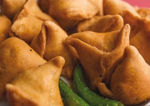 The Centre for Science and Environment report stated that samosas are healthier than burgers(Shutterstock)