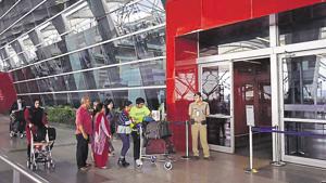 A CISF security personnel stands vigil outside the IGI airport T3 terminal, New Delhi (File Photo)(Ravi Choudhary/HT)