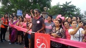 Model-actor Milind Soman with runners at the Pinkathon in Kharghar on Saturday morning.(Bachchan Kumar) Model-actor Milind Soman with runners at the Pinkathon in Kharghar on Saturday morning.(Bachchan Kumar)