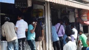The state government has decided to allocate liquor licence to departmental stores with a turnover of over Rs.50 lakh.(HT File Photo) The state government has decided to allocate liquor licence to departmental stores with a turnover of over Rs.50 lakh.(HT File Photo)