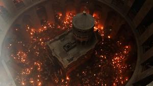 Worshippers hold candles as they take part in the Christian Orthodox Holy Fire ceremony at the Church of the Holy Sepulchre in Jerusalem's Old City.(Reuters Photo) Worshippers hold candles as they take part in the Christian Orthodox Holy Fire ceremony at the Church of the Holy Sepulchre in Jerusalem's Old City.(Reuters Photo)