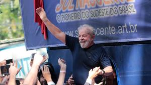 Former Brazilian president Luiz Inacio Lula da Silva is carried by supporters in front of the metallurgic trade union in Sao Bernardo do Campo, Brazil, on April 7, 2018. Police had push through a mass of supporters who tried to prevent da Silva from surrendering.(Reuters) Former Brazilian president Luiz Inacio Lula da Silva is carried by supporters in front of the metallurgic trade union in Sao Bernardo do Campo, Brazil, on April 7, 2018. Police had push through a mass of supporters who tried to prevent da Silva from surrendering.(Reuters)