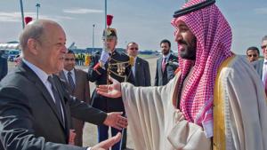 French foreign affairs minister Jean-Yves Le Drian (Left) welcomes Saudi Arabia’s crown prince Prince Mohammed bin Salman at Paris airport on Sunday.(AFP File Photo)