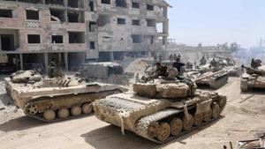 A picture taken on April 8, 2018, shows Syrian Army soldiers gathering in an area on the eastern outskirts of Douma, as they continue their fierce offensive to retake the last opposition holdout in Eastern Ghouta.(AFP Photo) A picture taken on April 8, 2018, shows Syrian Army soldiers gathering in an area on the eastern outskirts of Douma, as they continue their fierce offensive to retake the last opposition holdout in Eastern Ghouta.(AFP Photo)