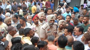 Members of Dalit and Sikh community submitting a memorandum to Phagwara SP, demanding action against unidentified people for forcing them to close their shops on Tuesday in Phagwara.(HT Photo) Members of Dalit and Sikh community submitting a memorandum to Phagwara SP, demanding action against unidentified people for forcing them to close their shops on Tuesday in Phagwara.(HT Photo)