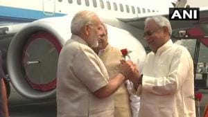 Bihar chief minister Nitish Kumar welcomes Prime Minister Narendra Modi in Patna on Tuesday.(ANI/Twitter) Bihar chief minister Nitish Kumar welcomes Prime Minister Narendra Modi in Patna on Tuesday.(ANI/Twitter)