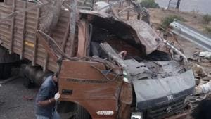 The mangled truck carrying construction workers from Karnataka on Pune-Satara highway in Maharashtra on Tuesday morning.(ANI/Twitter) The mangled truck carrying construction workers from Karnataka on Pune-Satara highway in Maharashtra on Tuesday morning.(ANI/Twitter)