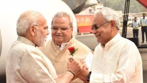Bihar chief minister Nitish Kumar and governor Satyapal Malik welcome Prime Minister Narendra Modi at Patna airport on Tuesday.(HT Photo) Bihar chief minister Nitish Kumar and governor Satyapal Malik welcome Prime Minister Narendra Modi at Patna airport on Tuesday.(HT Photo)