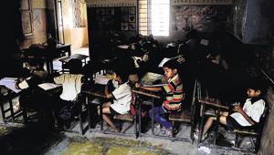 Students of Krantiveer Vasudev Balavant Phadke Vidhyalaya in Wanowrie sit in darkness as MSEDCL disconnects the electricity meter due to pending payments.(Ravindra Joshi/HT PHOTO) Students of Krantiveer Vasudev Balavant Phadke Vidhyalaya in Wanowrie sit in darkness as MSEDCL disconnects the electricity meter due to pending payments.(Ravindra Joshi/HT PHOTO)