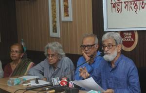 Theatre personality Bibhas Chakraborty (extreme right) and other Intellectuals addressing the media at Kolkata Press Club on Wednesday.(HT Photo) Theatre personality Bibhas Chakraborty (extreme right) and other Intellectuals addressing the media at Kolkata Press Club on Wednesday.(HT Photo)