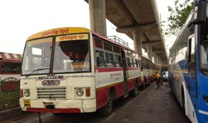 Buses parked on the road some distance away from the Charbagh bus stand.(Subhankar Chakraborty/HT Photo) Buses parked on the road some distance away from the Charbagh bus stand.(Subhankar Chakraborty/HT Photo)