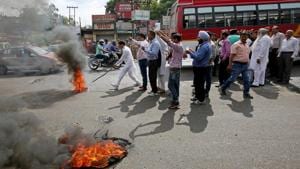 Protesters shout slogans in Jammu, demanding a CBI probe into the rape and murder of an eight-year-old girl in Kathua.(Reuters Photo) Protesters shout slogans in Jammu, demanding a CBI probe into the rape and murder of an eight-year-old girl in Kathua.(Reuters Photo)