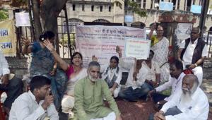 Members of RTE kruti samiti on a hunger strike at Central building, protesting the denial of admissions under the RT, on April 4, 2018.(HT FILE PHOTO) Members of RTE kruti samiti on a hunger strike at Central building, protesting the denial of admissions under the RT, on April 4, 2018.(HT FILE PHOTO)