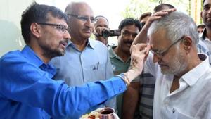 A RCA employee welcomes newly elected RCA president Dr.C.P.Joshi at RCA office on Monday.(Prabhakar Sharma/HT PHOTO) A RCA employee welcomes newly elected RCA president Dr.C.P.Joshi at RCA office on Monday.(Prabhakar Sharma/HT PHOTO)