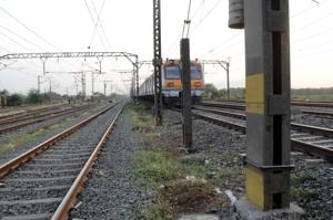 A 30-year-old died after falling off from the over crowded local from Dombivli. The incident took place between Diva and Kopar stations during morning peak hours on Wednesday.(HT/RISHIKESH CHOUDHARY) A 30-year-old died after falling off from the over crowded local from Dombivli. The incident took place between Diva and Kopar stations during morning peak hours on Wednesday.(HT/RISHIKESH CHOUDHARY)