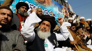 Khadim Hussain Rizvi (centre), leader of Tehrik-e-Labbaik Pakistan Islamist political party at a protest in Islamabad last year.(REUTERS) Khadim Hussain Rizvi (centre), leader of Tehrik-e-Labbaik Pakistan Islamist political party at a protest in Islamabad last year.(REUTERS)