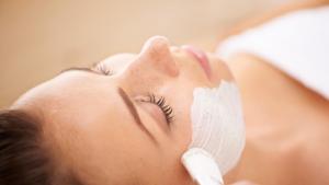 Kaolin face mask will help absorb excessive oil and cleanse the skin.(iStockphoto) Kaolin face mask will help absorb excessive oil and cleanse the skin.(iStockphoto)