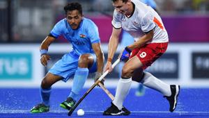 Harry Martin of England (R) vies for the ball with Indian men’s hockey team's Harmanpreet Singh (L) during their men's hockey bronze medal play-off of the 2018 Commonwealth in Gold Coast on Saturday. Get highlights of the bronze medal play-off between India men’s hockey team and England at the 2018 Commonwealth Games (CWG 2018) here.(AFP) Harry Martin of England (R) vies for the ball with Indian men’s hockey team's Harmanpreet Singh (L) during their men's hockey bronze medal play-off of the 2018 Commonwealth in Gold Coast on Saturday. Get highlights of the bronze medal play-off between India men’s hockey team and England at the 2018 Commonwealth Games (CWG 2018) here.(AFP)