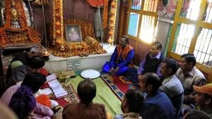 Vedpathis and priests during a meeting at Ukhimath’s Omkareshwar Temple on Saturday.(HT Photo) Vedpathis and priests during a meeting at Ukhimath’s Omkareshwar Temple on Saturday.(HT Photo)