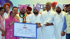 Pradesh Congress Committee (PPCC) president and Gurdaspur MP Sunil Jakhar along with ministers handing over a no-due certificate to waive loans of Scheduled Castes and Backward Classes, in Jalandhar on Saturday.(HT Photo) Pradesh Congress Committee (PPCC) president and Gurdaspur MP Sunil Jakhar along with ministers handing over a no-due certificate to waive loans of Scheduled Castes and Backward Classes, in Jalandhar on Saturday.(HT Photo)