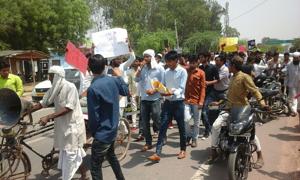 Protestors handed over a memorandum to the officials at the deputy commissioner’s office. Through the memorandum, addressed to Prime Minister Narendra Modi, the residents demanded death penalty for the accused .(HT PHOTO) Protestors handed over a memorandum to the officials at the deputy commissioner’s office. Through the memorandum, addressed to Prime Minister Narendra Modi, the residents demanded death penalty for the accused .(HT PHOTO)