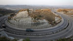 On a cumulative basis about 1,640 km of highway projects will be bid out under toll-operate-transfer model beginning next month, an NHAI official said.(Reuters File Photo) On a cumulative basis about 1,640 km of highway projects will be bid out under toll-operate-transfer model beginning next month, an NHAI official said.(Reuters File Photo)