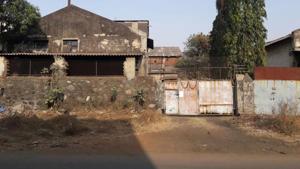 The chemical factory in Badlapur (East) was raided on Saturday.(HT Photo) The chemical factory in Badlapur (East) was raided on Saturday.(HT Photo)