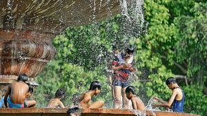 The maximum temperature on Sunday was 38.6°C, which may rise to 40°C on Monday.(Sanchit Khanna/HT Photo) The maximum temperature on Sunday was 38.6°C, which may rise to 40°C on Monday.(Sanchit Khanna/HT Photo)