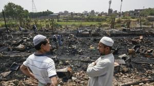 A major fire broke out at the Rohingya camp at Kanchan Kunj near Kalindi Kunj, in New Delhi.(Burhaan Kinu/HT Photo) A major fire broke out at the Rohingya camp at Kanchan Kunj near Kalindi Kunj, in New Delhi.(Burhaan Kinu/HT Photo)
