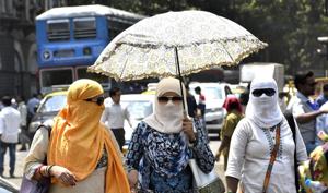 Mumbai, India - March 26, 2018:Pedestrian cover themselves from rising temperature at CSMT in Mumbai, India, on Monday, March 26, 2018. (Photo by Anshuman Poyrekar/Hindustan Times)(Anshuman Poyrekar/HT Photo) Mumbai, India - March 26, 2018:Pedestrian cover themselves from rising temperature at CSMT in Mumbai, India, on Monday, March 26, 2018. (Photo by Anshuman Poyrekar/Hindustan Times)(Anshuman Poyrekar/HT Photo)