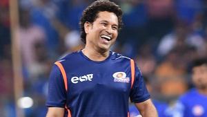 Sachin Tendulkar played cricket with some kids on the streets of Mumbai and the video was posted on Twitter by Vinod Kambli.(PTI) Sachin Tendulkar played cricket with some kids on the streets of Mumbai and the video was posted on Twitter by Vinod Kambli.(PTI)