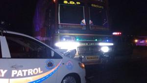 Union minister Anant Kumar Hegde’s escort vehicle was hit by a truck late on the night of April 17 while he travelling in Karnataka.(ANI Twitter) Union minister Anant Kumar Hegde’s escort vehicle was hit by a truck late on the night of April 17 while he travelling in Karnataka.(ANI Twitter)