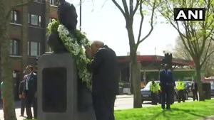 PM Narendra Modi pays tribute to the statue of Lingayat philosopher Basaweshwara in London on April 18.(ANI) PM Narendra Modi pays tribute to the statue of Lingayat philosopher Basaweshwara in London on April 18.(ANI)