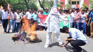 Congress supporters burn the effigy of education minister Vasudev Devnani to protest hike in fees by private schools in Jaipur on Wednesday.(HT Photo) Congress supporters burn the effigy of education minister Vasudev Devnani to protest hike in fees by private schools in Jaipur on Wednesday.(HT Photo)
