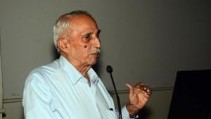Yeshwant Oke during his lecture on Tuesday.(Shankar Narayan/HT PHOTO) Yeshwant Oke during his lecture on Tuesday.(Shankar Narayan/HT PHOTO)