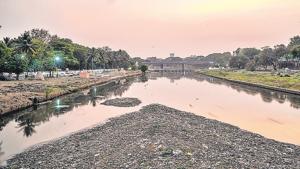 Polluted Mutha river as seen from the bridge near Omkareshwar temple on Monday.(Sanket Wankhade/HT PHOTO) Polluted Mutha river as seen from the bridge near Omkareshwar temple on Monday.(Sanket Wankhade/HT PHOTO)
